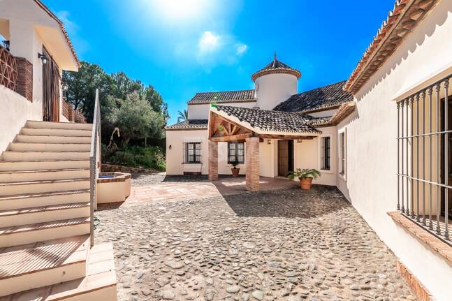 Andalsuian style villa with sea view in Paraiso Alto