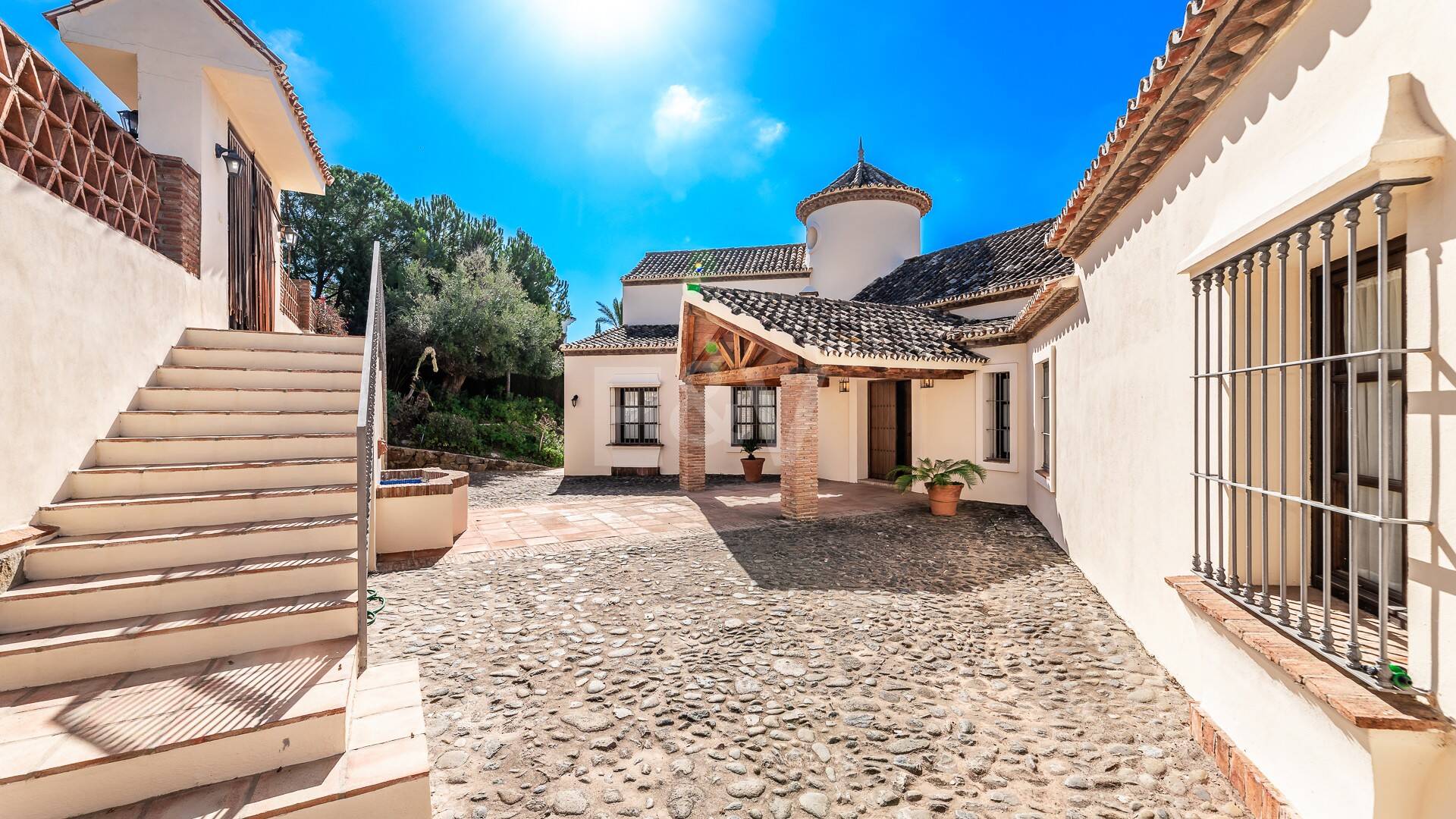 Andalsuian style villa with sea view in Paraiso Alto