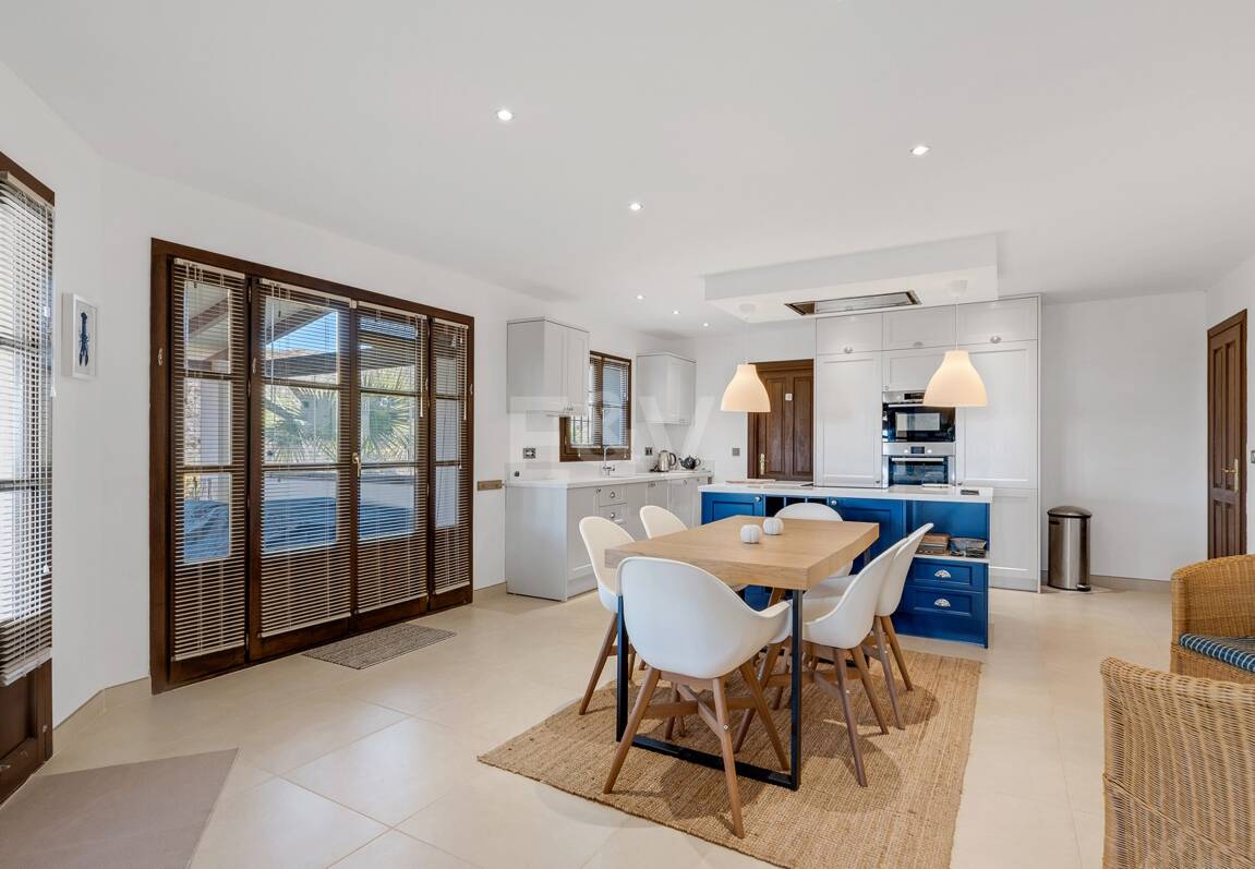 Andalsuian style villa with sea view in Paraiso Alto