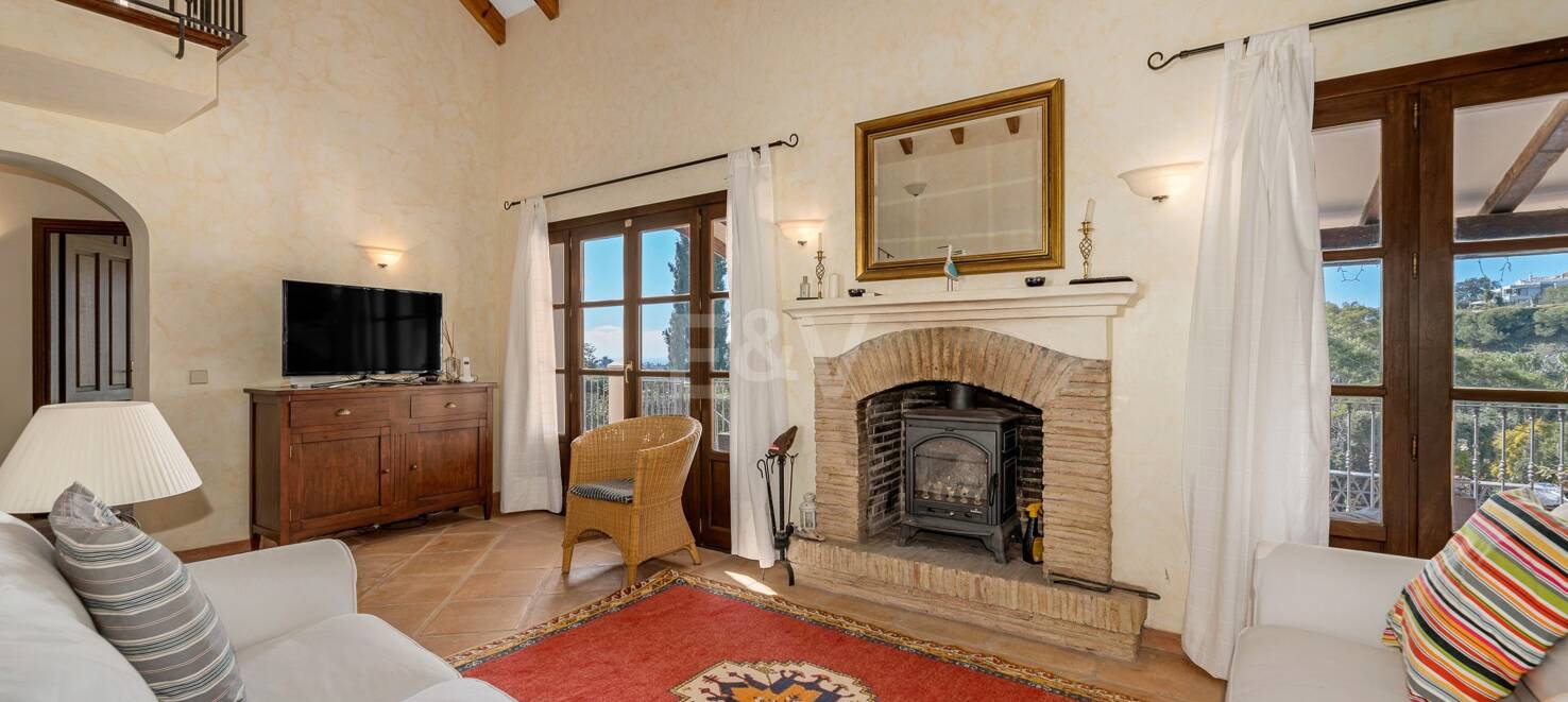 Andalsuian style villa with sea view in Paraiso Alto