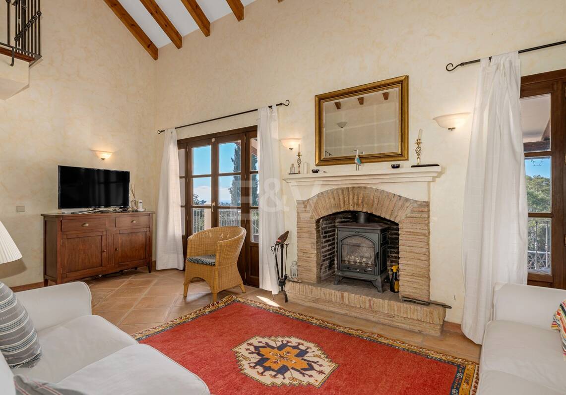 Sea View Villa in an Exclusive Setting and Investment Appeal