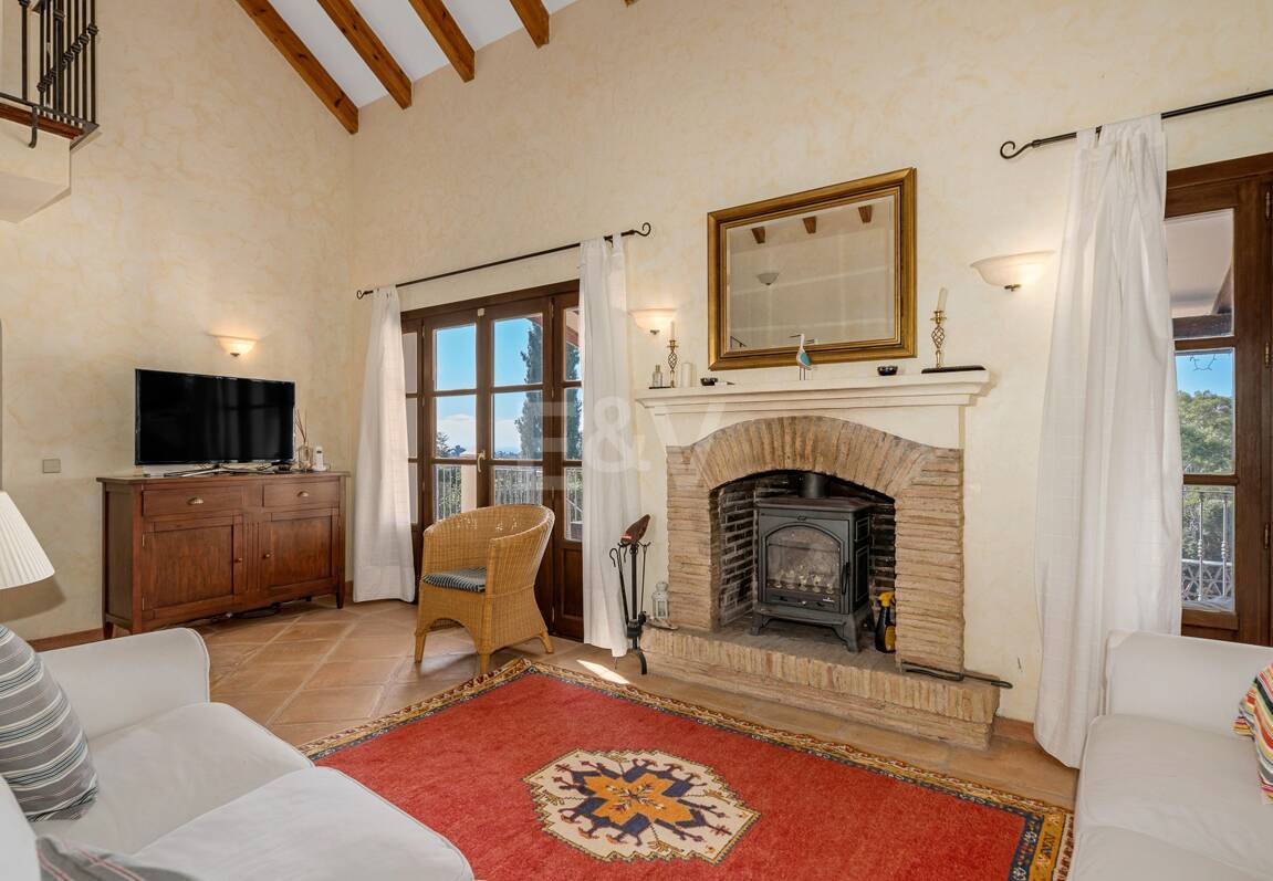 Andalsuian style villa with sea view in Paraiso Alto