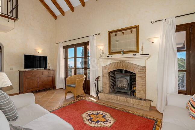 Andalsuian style villa with sea view in Paraiso Alto