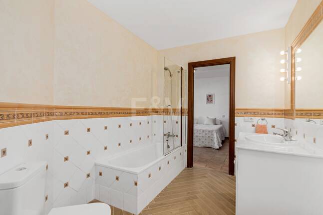 Andalsuian style villa with sea view in Paraiso Alto