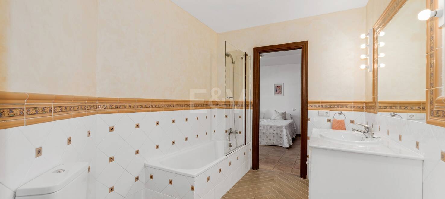 Andalsuian style villa with sea view in Paraiso Alto