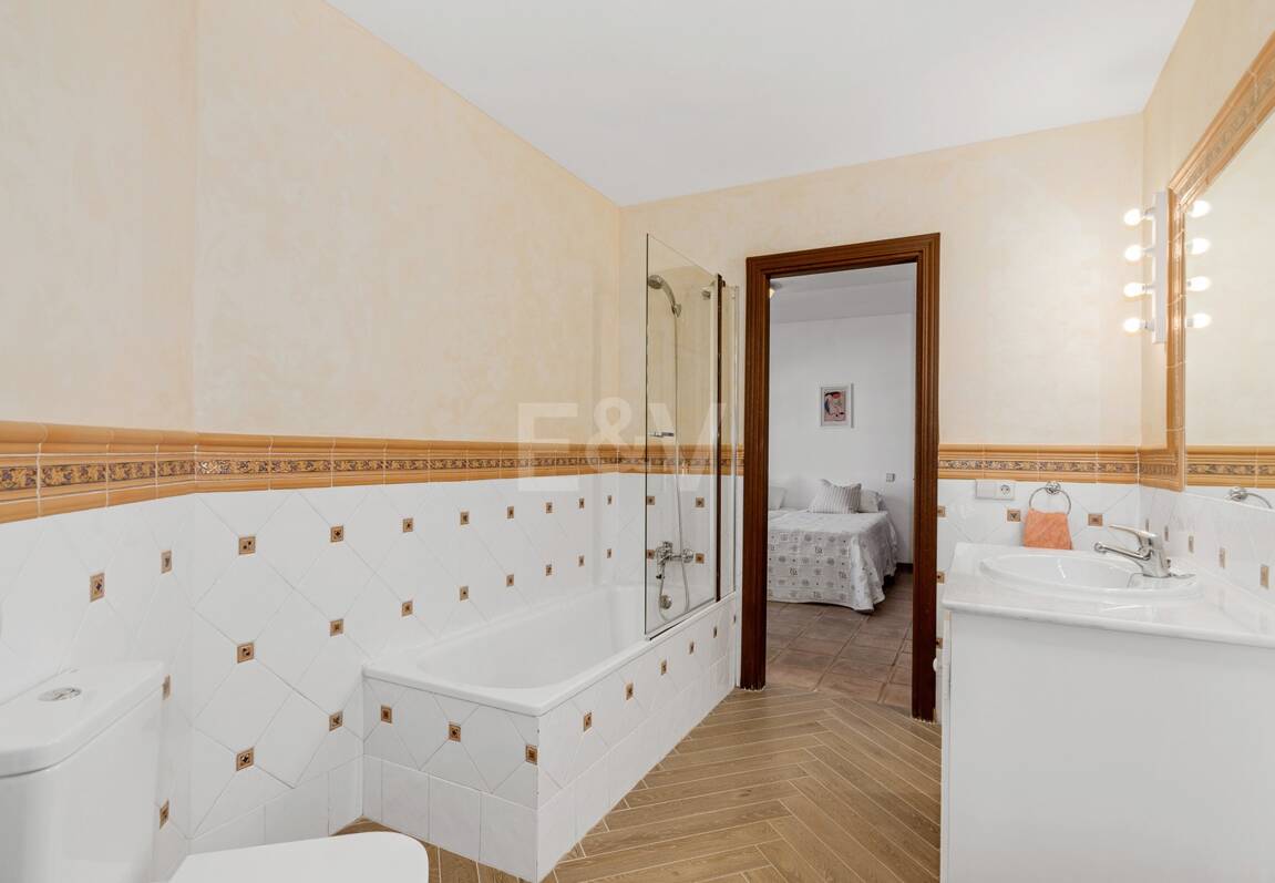 Andalsuian style villa with sea view in Paraiso Alto