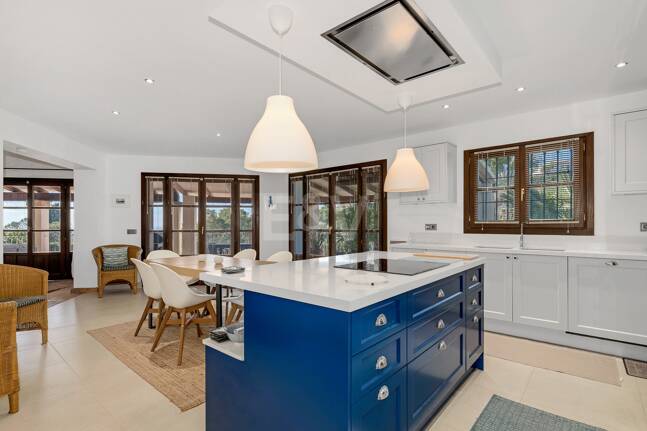 Andalsuian style villa with sea view in Paraiso Alto