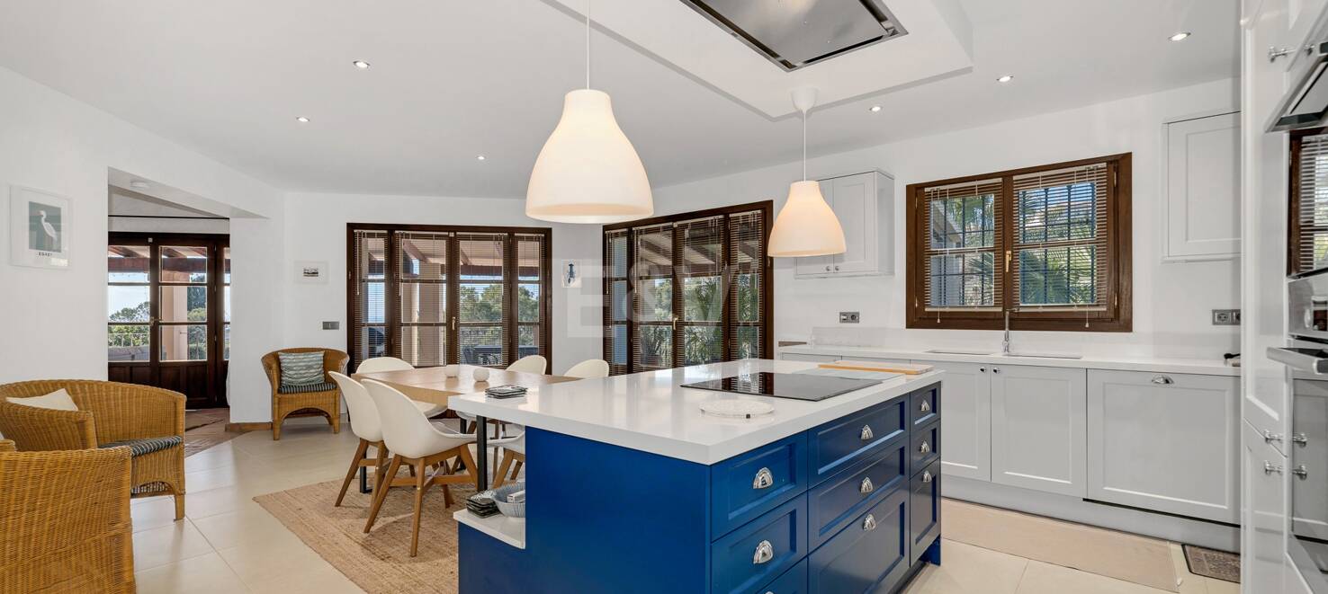Andalsuian style villa with sea view in Paraiso Alto