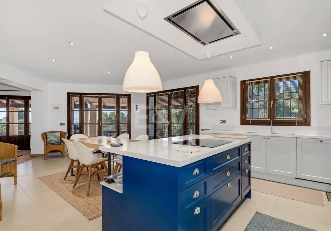 Sea View Villa in an Exclusive Setting and Investment Appeal