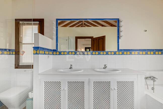 Andalsuian style villa with sea view in Paraiso Alto