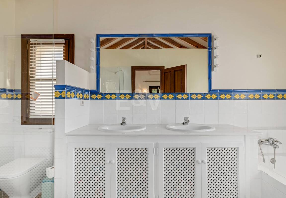 Andalsuian style villa with sea view in Paraiso Alto