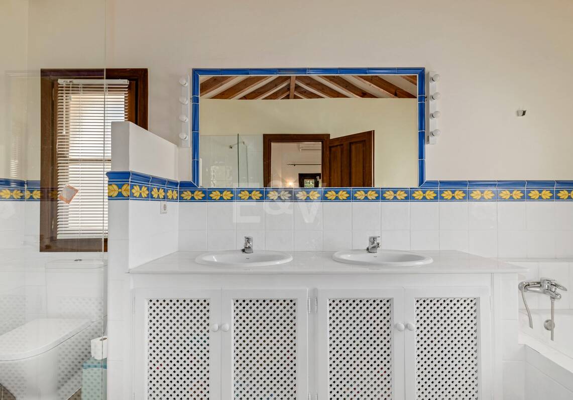 Sea View Villa in an Exclusive Setting and Investment Appeal