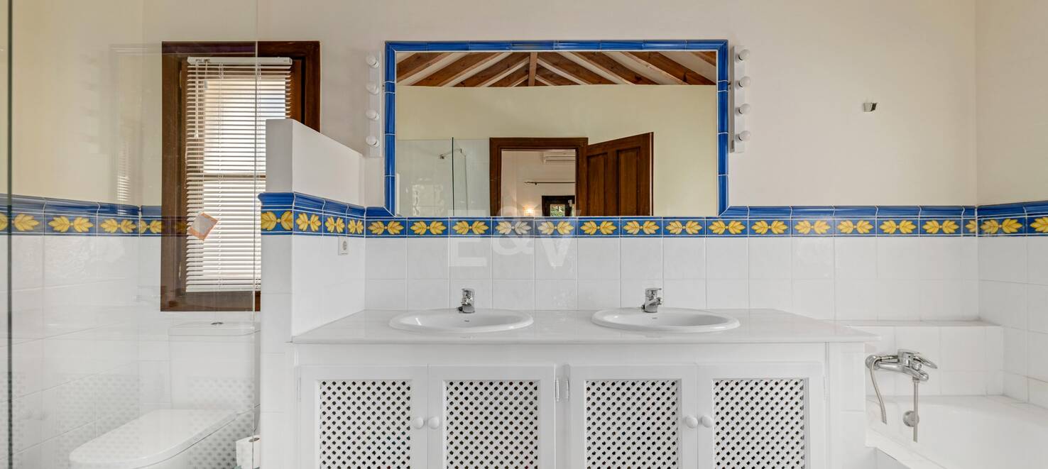 Andalsuian style villa with sea view in Paraiso Alto
