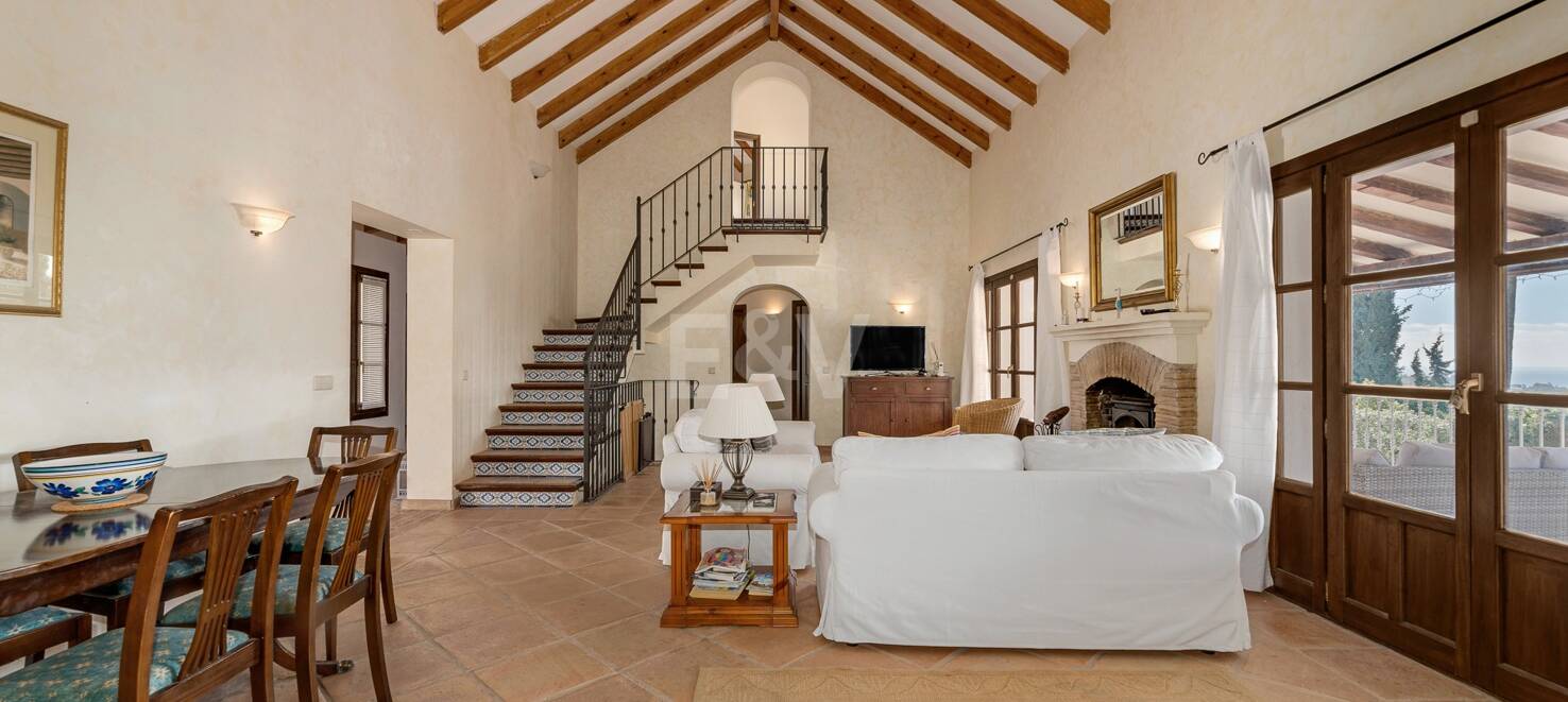 Andalsuian style villa with sea view in Paraiso Alto