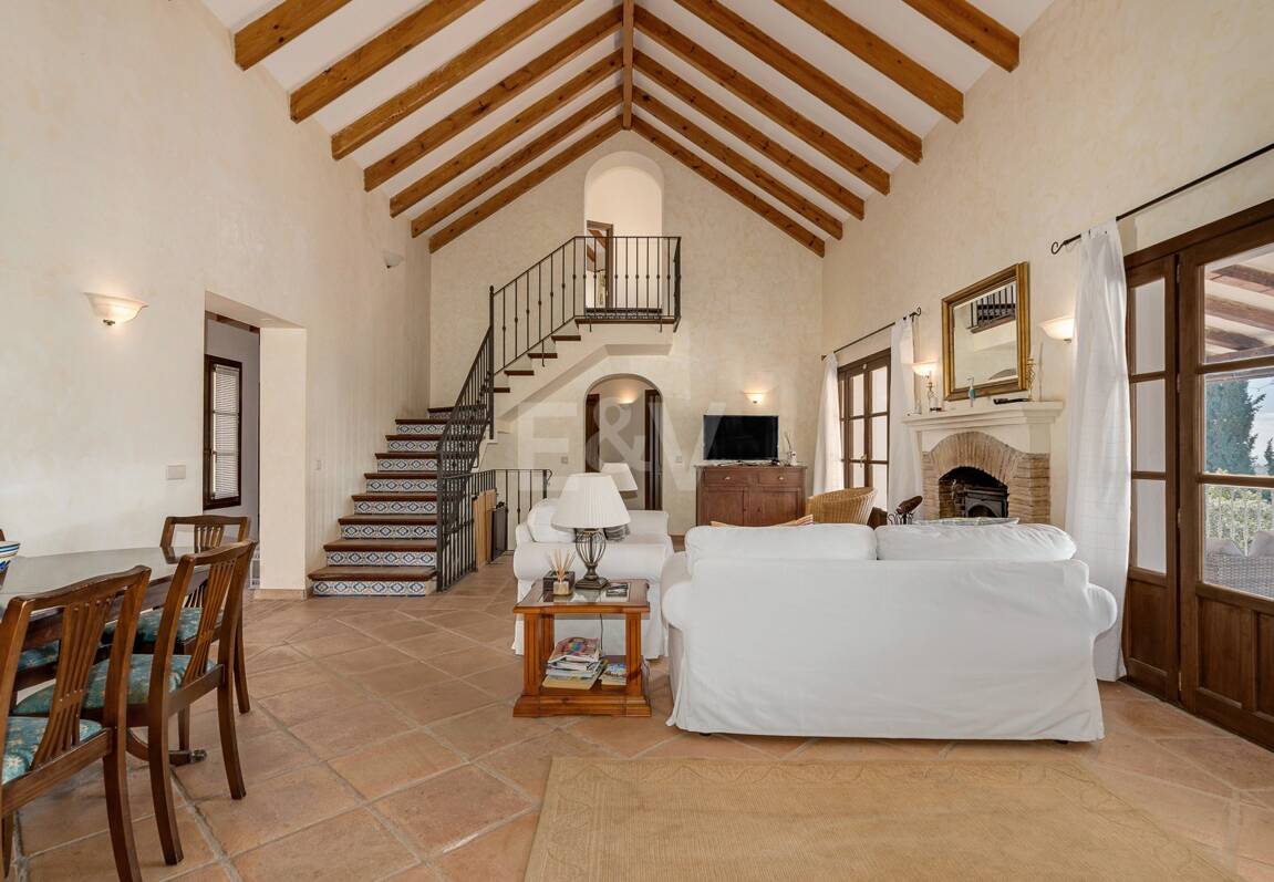 Andalsuian style villa with sea view in Paraiso Alto