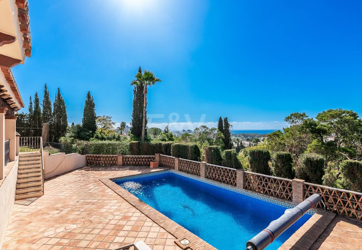 Andalsuian style villa with sea view in Paraiso Alto