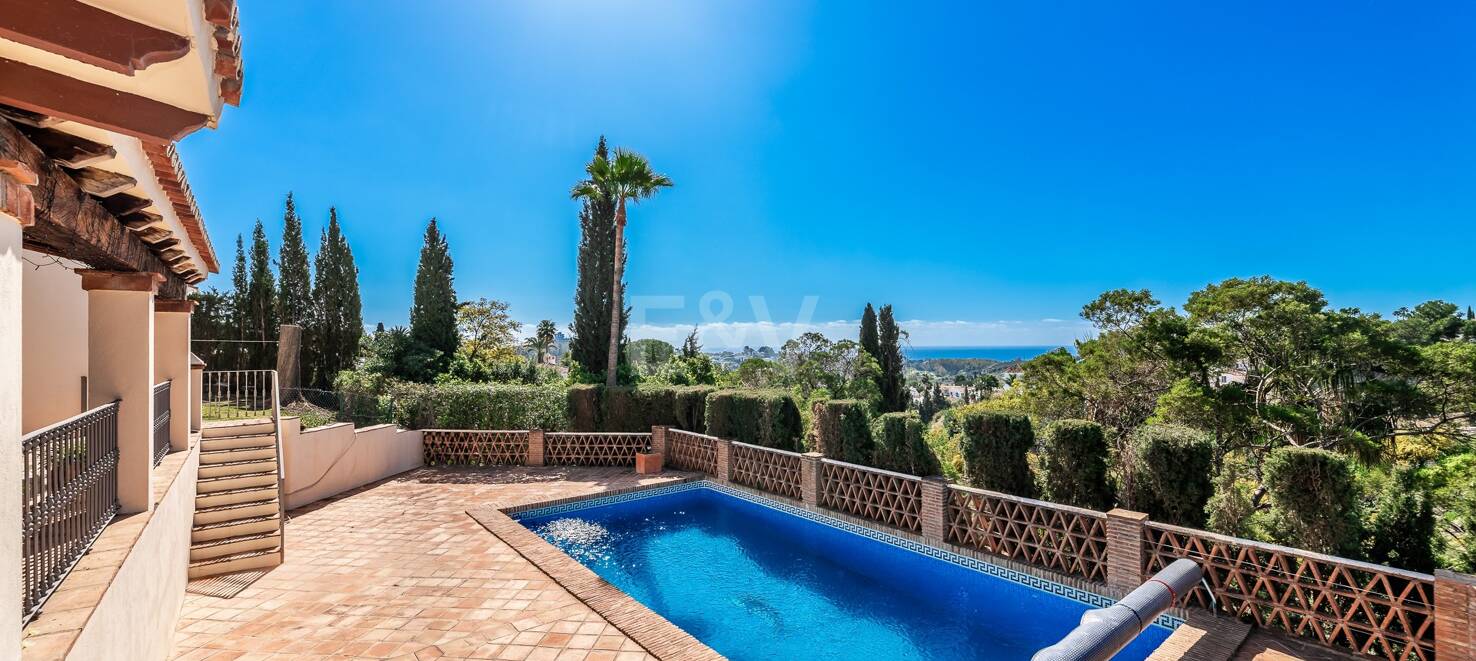 Andalsuian style villa with sea view in Paraiso Alto