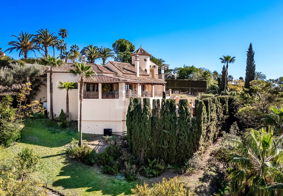 Andalsuian style villa with sea view in Paraiso Alto