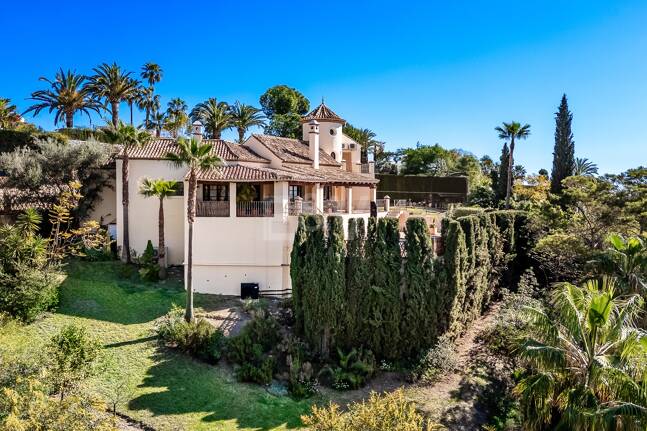 Andalsuian style villa with sea view in Paraiso Alto