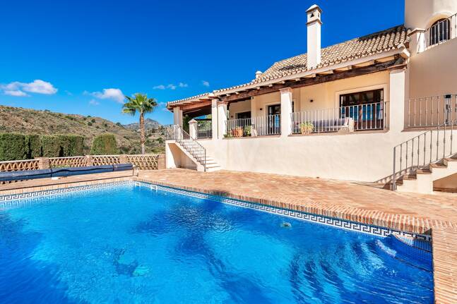 Andalsuian style villa with sea view in Paraiso Alto