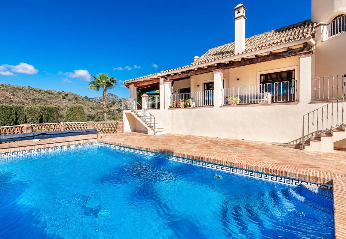 Andalsuian style villa with sea view in Paraiso Alto