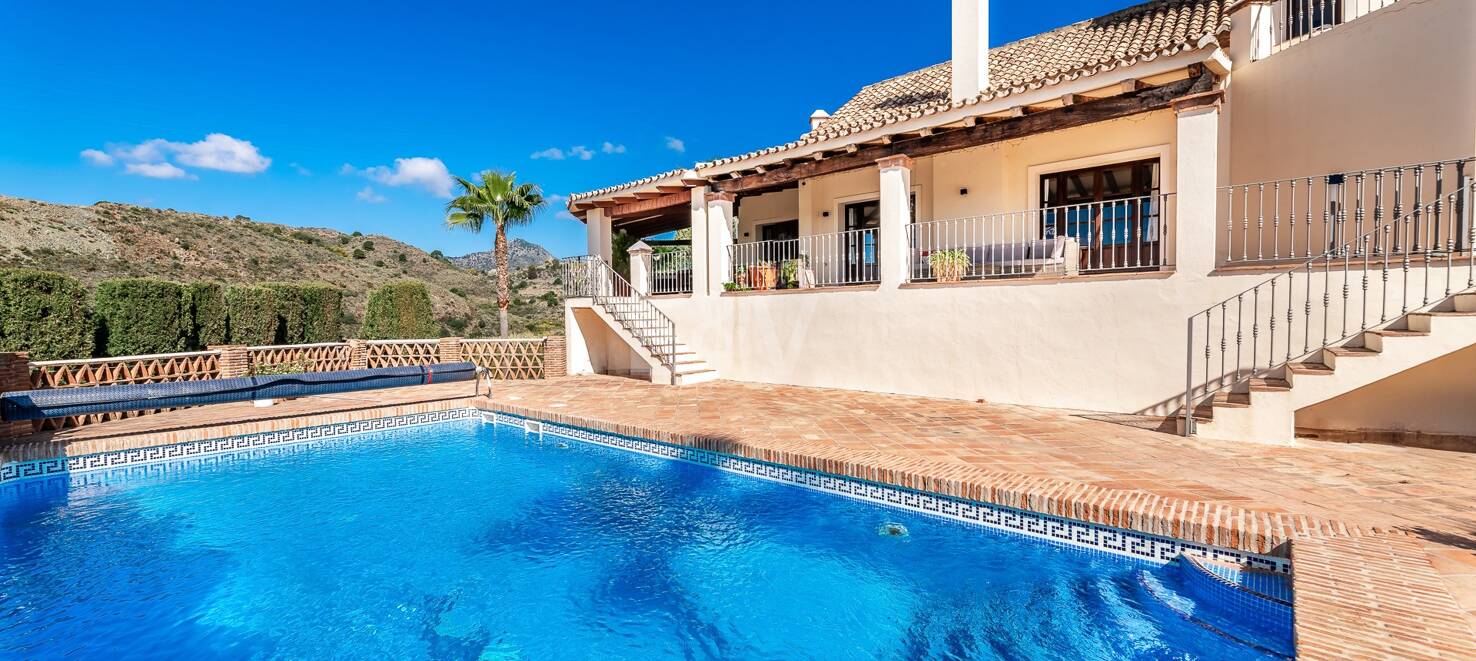 Andalsuian style villa with sea view in Paraiso Alto