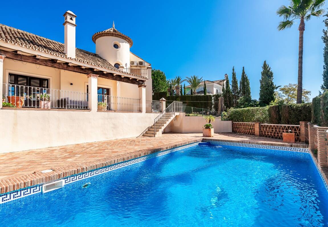 Andalsuian style villa with sea view in Paraiso Alto