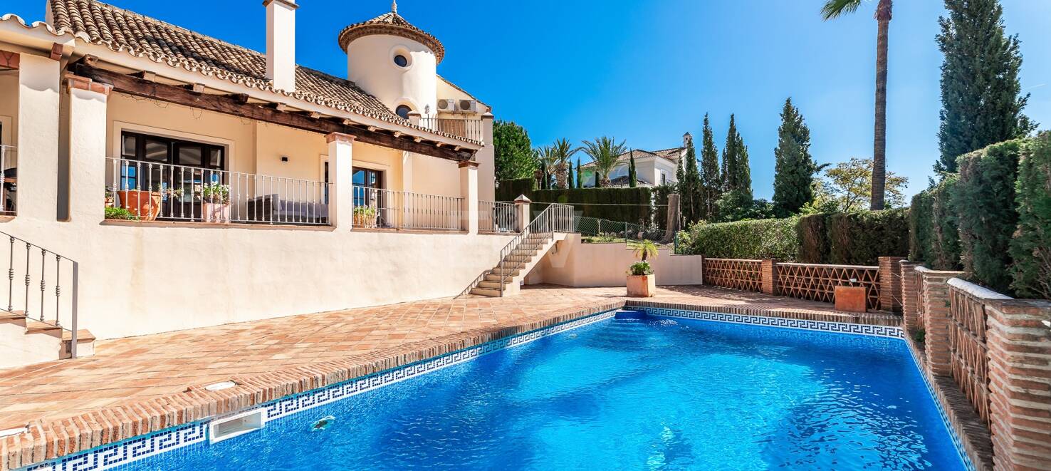 Andalsuian style villa with sea view in Paraiso Alto