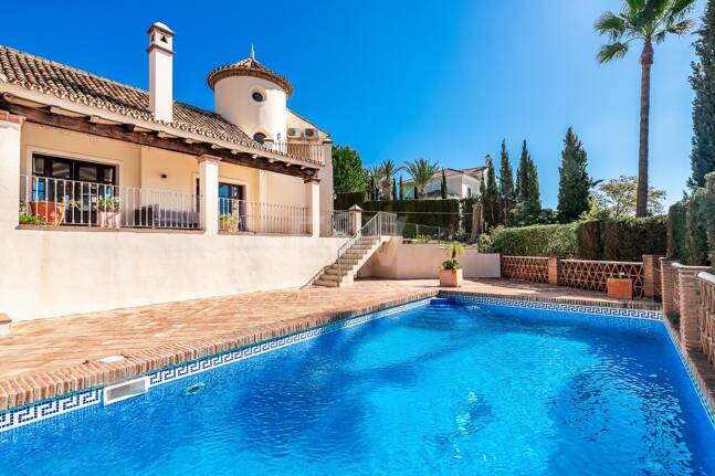 Andalsuian style villa with sea view in Paraiso Alto