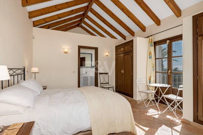 Andalsuian style villa with sea view in Paraiso Alto