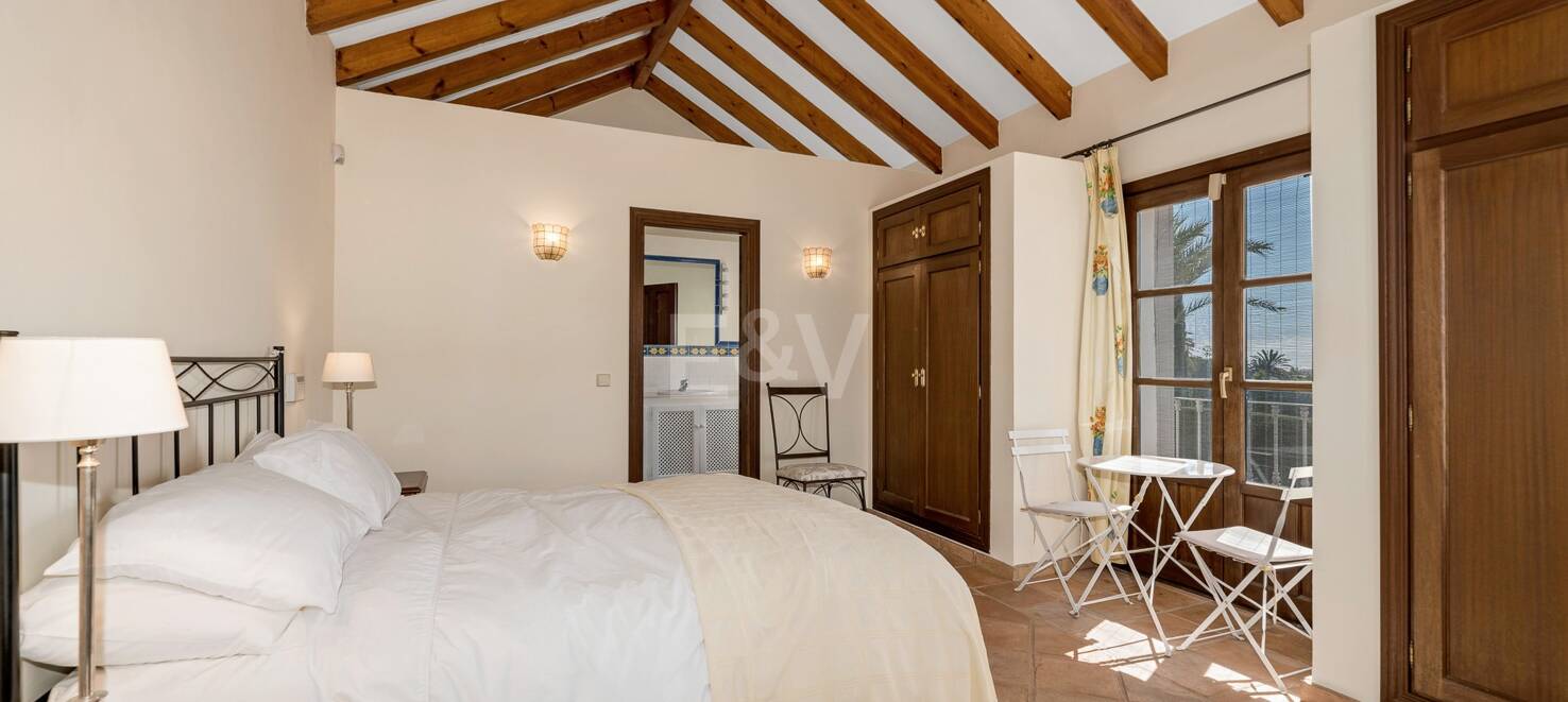 Andalsuian style villa with sea view in Paraiso Alto