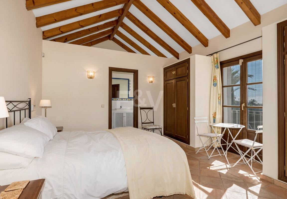 Andalsuian style villa with sea view in Paraiso Alto