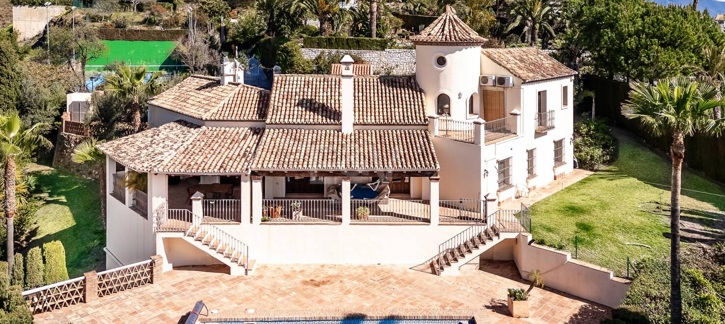 Andalsuian style villa with sea view in Paraiso Alto