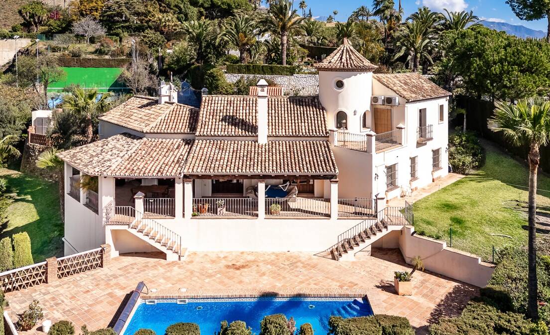 Andalsuian style villa with sea view in Paraiso Alto