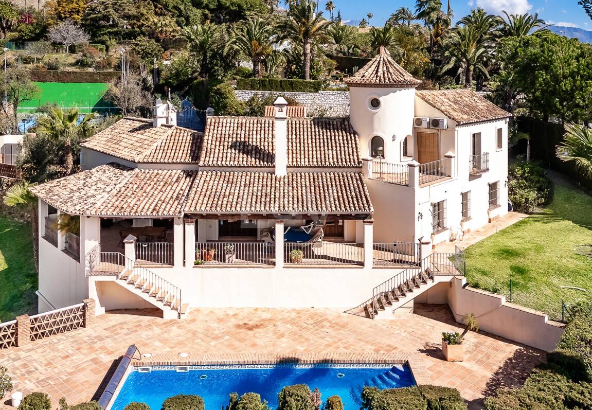 Andalsuian style villa with sea view in Paraiso Alto