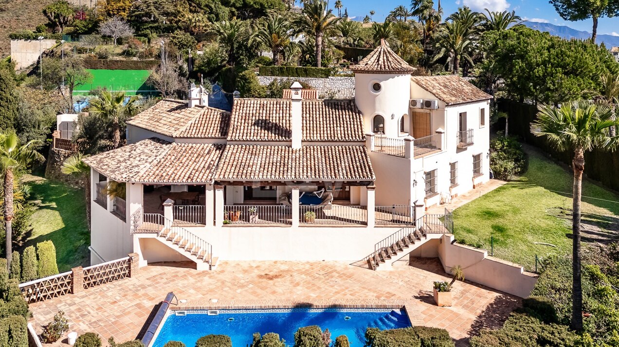 Villa de estilo andaluz con vista al mar en Paraíso Alto