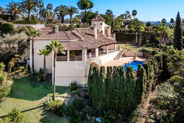 Andalsuian style villa with sea view in Paraiso Alto