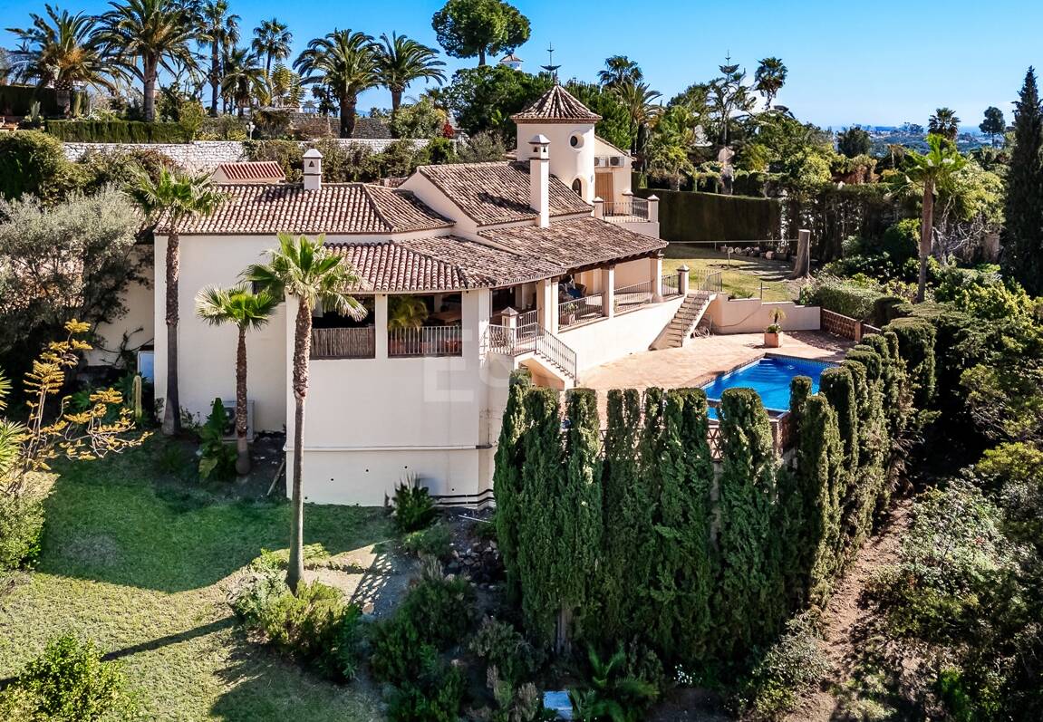 Andalsuian style villa with sea view in Paraiso Alto