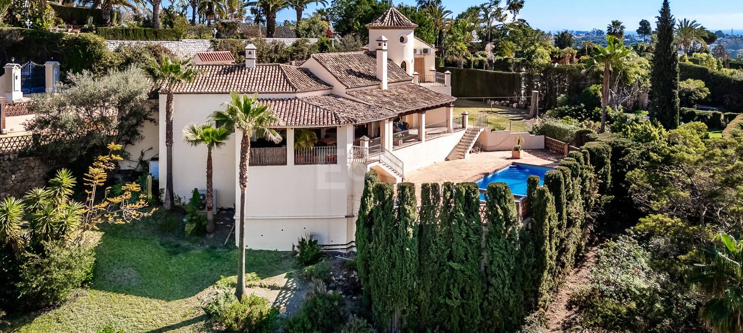 Andalsuian style villa with sea view in Paraiso Alto