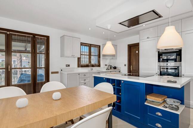 Andalsuian style villa with sea view in Paraiso Alto