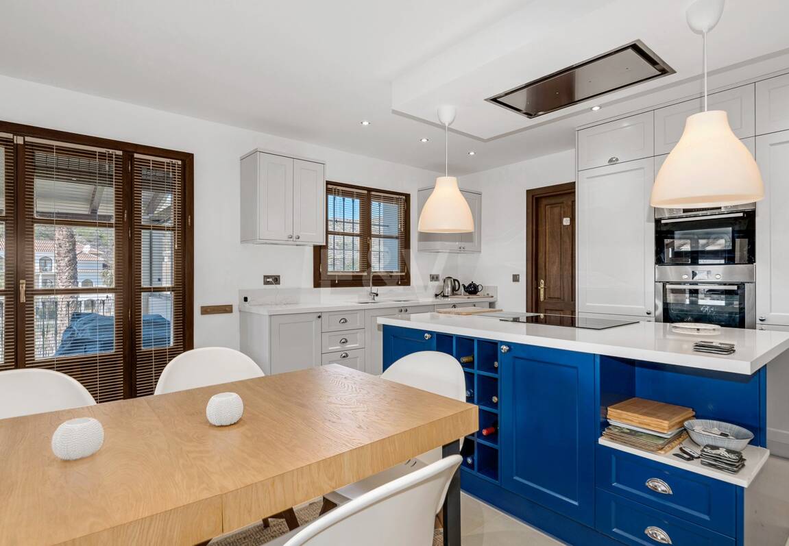 Andalsuian style villa with sea view in Paraiso Alto