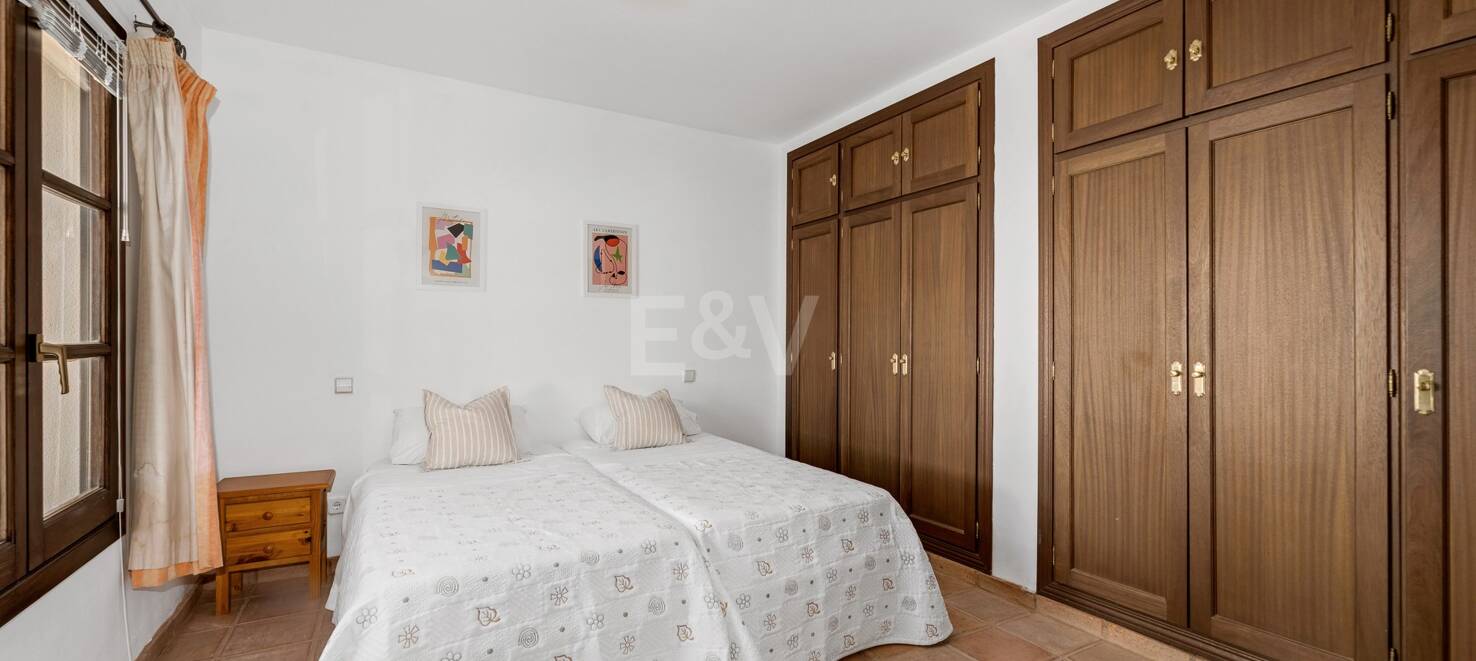 Andalsuian style villa with sea view in Paraiso Alto