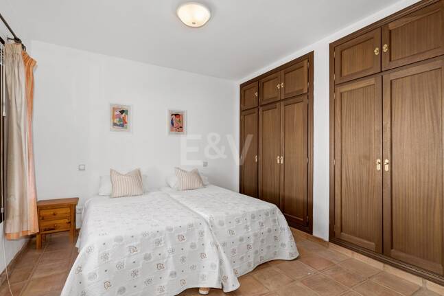 Andalsuian style villa with sea view in Paraiso Alto