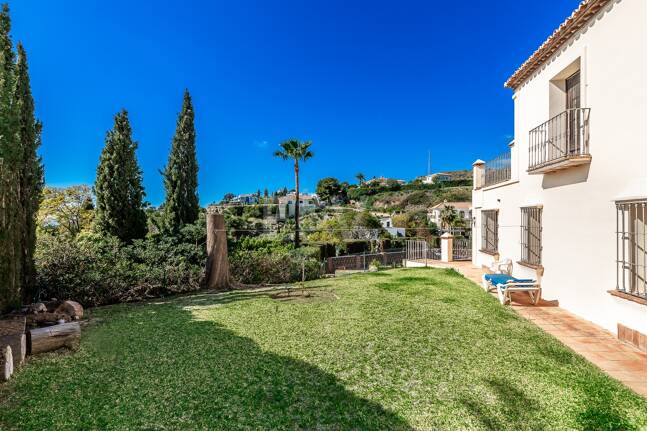 Andalsuian style villa with sea view in Paraiso Alto