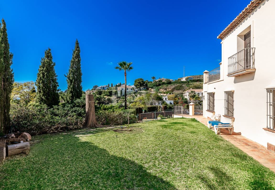 Andalsuian style villa with sea view in Paraiso Alto