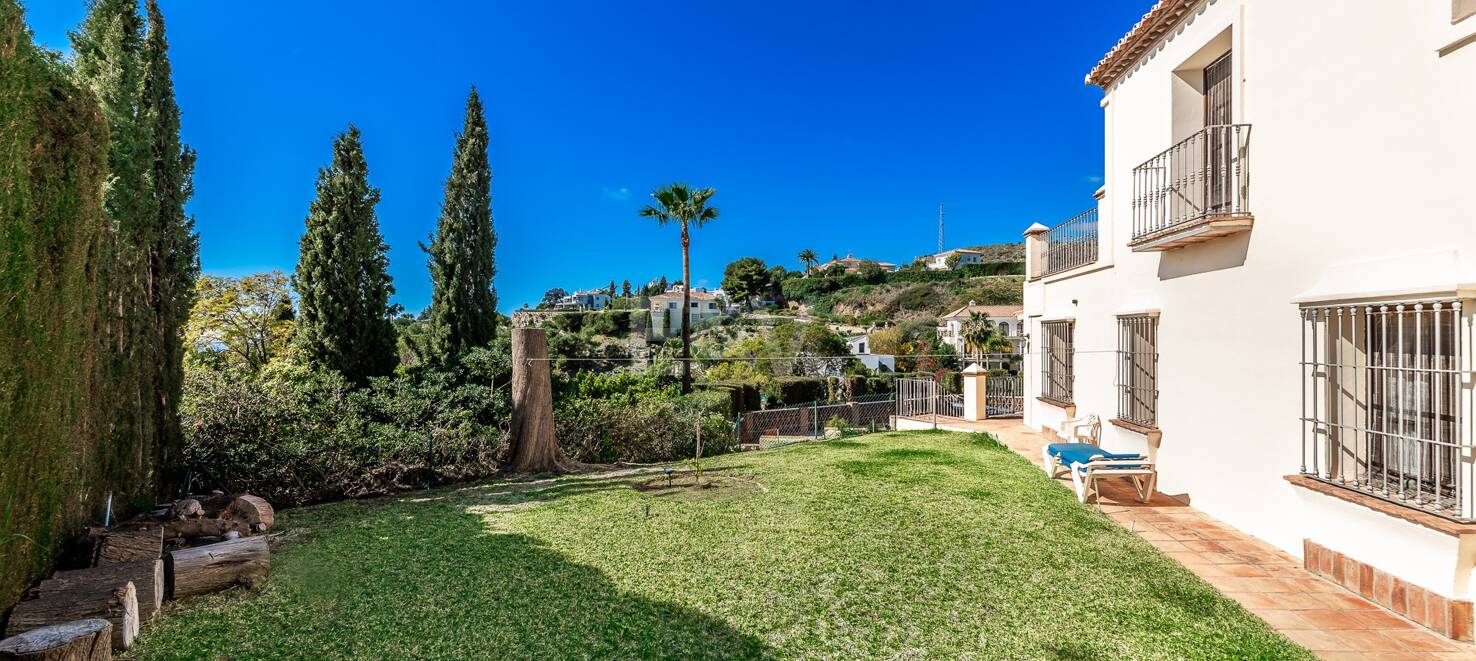 Andalsuian style villa with sea view in Paraiso Alto