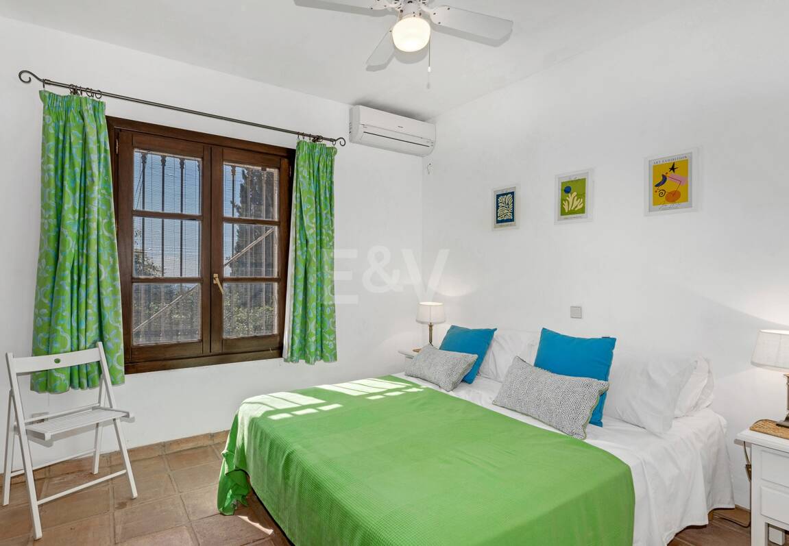 Andalsuian style villa with sea view in Paraiso Alto