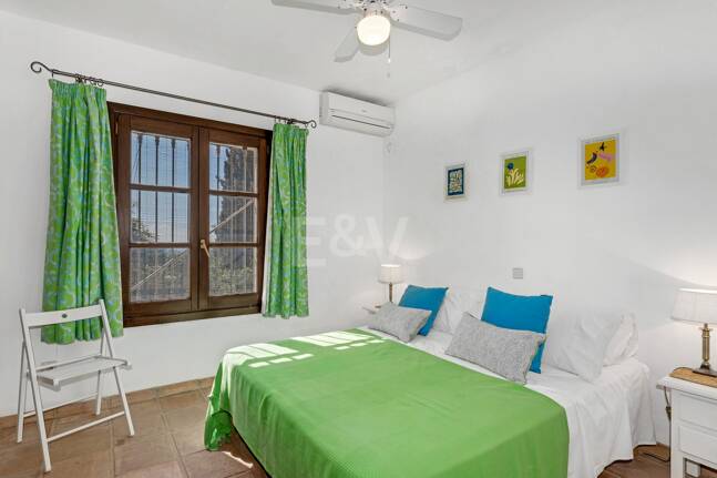 Andalsuian style villa with sea view in Paraiso Alto