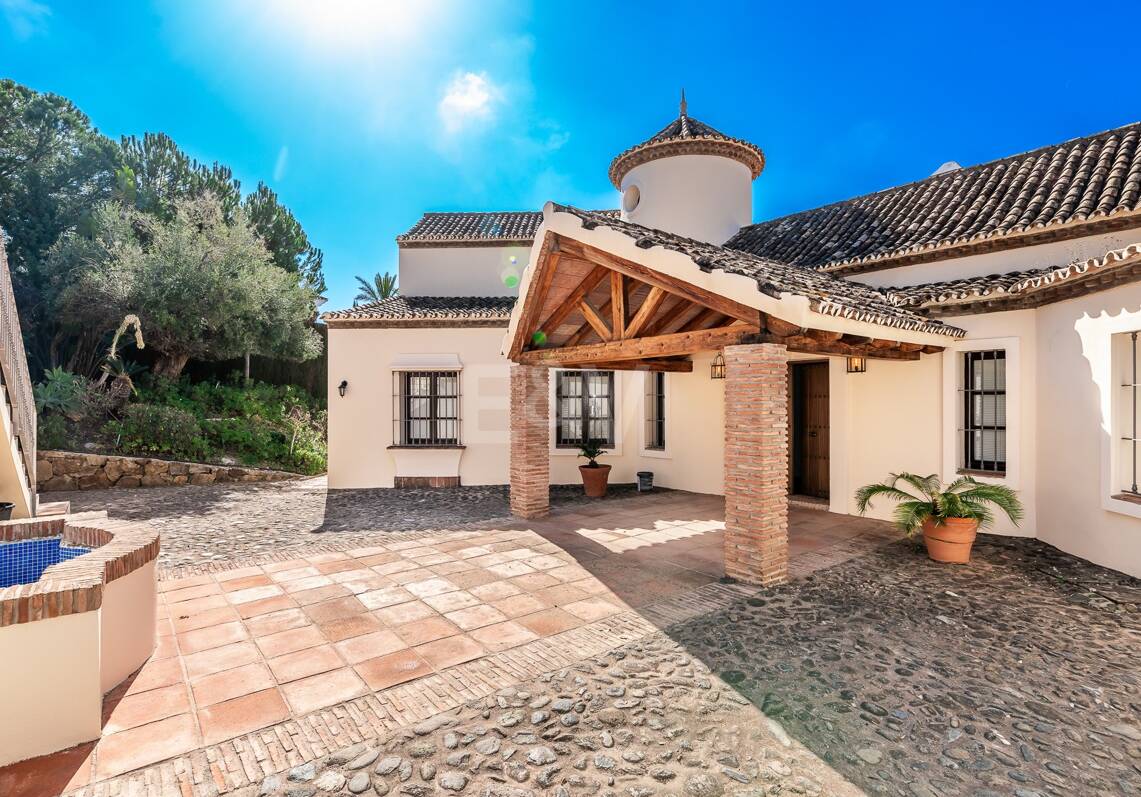 Sea View Villa in an Exclusive Setting and Investment Appeal