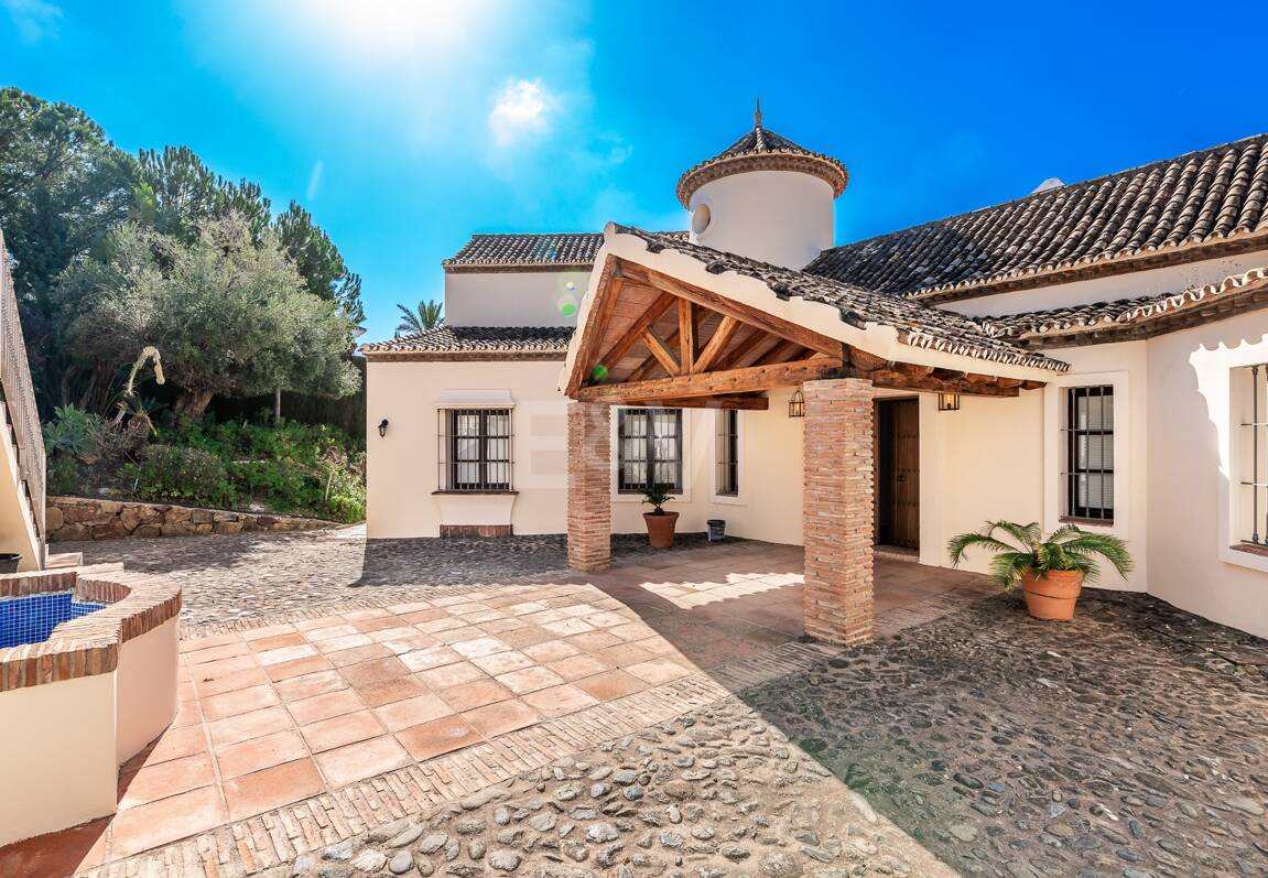 Andalsuian style villa with sea view in Paraiso Alto